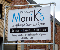 Logo en Spandoekframe Kapsalon Monika
